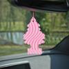 Carte parfumée du plus mythique des sapins, à suspendre par un élastique au rétroviseur.
Sapin rose imprégné d'un parfum doux et sucré

