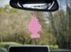 Carte parfumée du plus mythique des sapins, à suspendre par un élastique au rétroviseur.
Sapin rose imprégné d'un parfum doux et sucré
