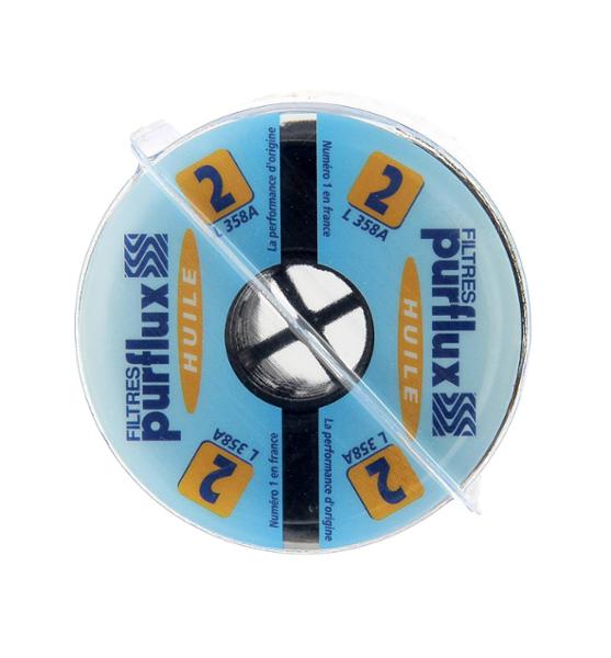 La qualité des Filtres PURFLUX est reconnue et homologuée depuis plus de
50 ans par les plus grands constructeurs.
Le filtre à huile assure une fonction essentielle au bon fonctionnement dumoteur car il permet d'épurer en permanence l'huile en retenant les
impuretés d'origines externe ou interne telles que les particules
abrasives dues à l'usure normale des organes, les poussières et les
résidus de combustion. Purflux conseille le remplacement du filtre à huileau moins une fois par an ou tous les 20 000km.
