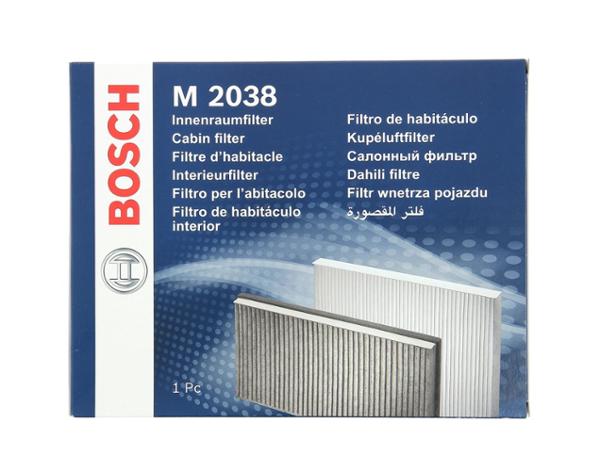 Les filtres d'habitacles BOSCH

FONCTIONS :
- Protéger les passagers du véhicule des polluants extérieurs
- Protéger le système de ventilation et l intérieur du véhicule des poussières

SYMPTOMES D'USURE :
- Réduction du flux d air et désembuage plus long
- Apparition de mauvaises odeurs
- Formation d un film gras sur les vitres
- Réactions allergiques
- Somnolences dues à une concentration de particules fines dans l habitacle

CONSEIL D'ENTRETIEN :
- Remplacez votre filtre d habitacle tous les 15 000 km ou 1 fois par an
- Ne jamais nettoyer un filtre d habitacle pour en augmenter sa durée de vie sous peine de l endommager et d en altérer les fonctions

LE SAVIEZ VOUS ?
L air que vous respirez dans votre véhicule peut être jusqu à 6 fois plus pollué que l air extérieur*
Bosch propose les seuls filtres d habitacle recommandés par l Association Française pour la Prévention des Allergies

Les filtres d habitacle Bosch sont fournis avec leur notice de montage

* Selon l Observatoire de la Qualité de l Air Intérieur